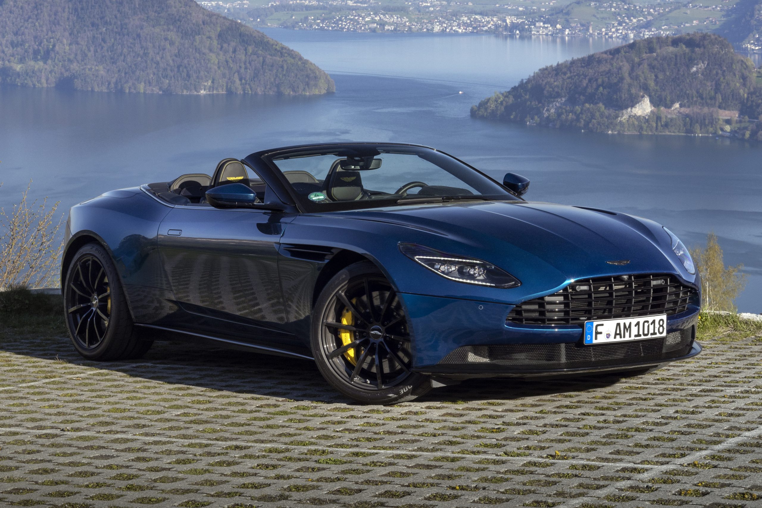 Aston Martin DB11 Volante – along the Riviera
