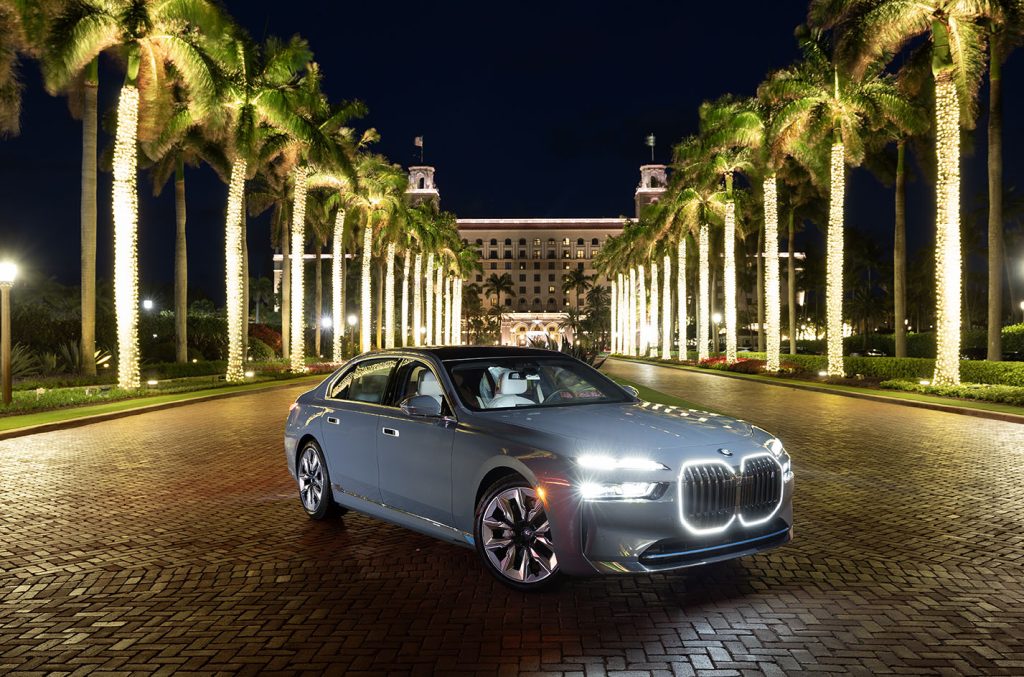 BMW i7 xDrive60 utanför The Breakers Palm Beach