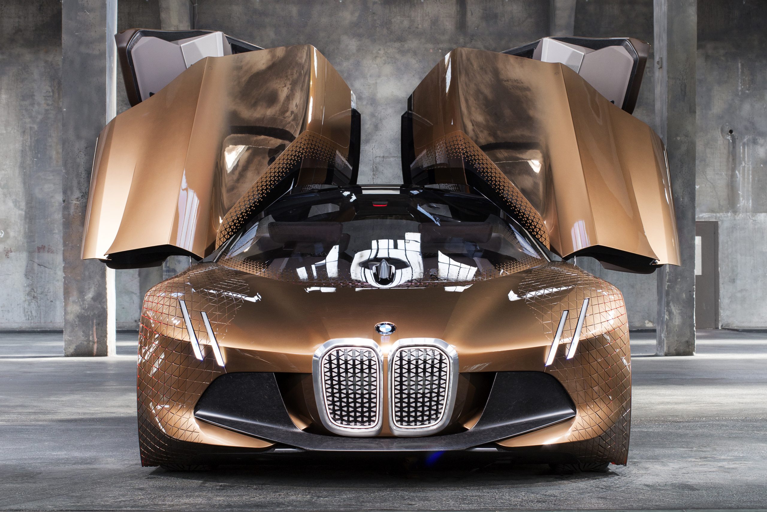 BMW Vision 100: - En vision av framtiden i en tyst hangar
