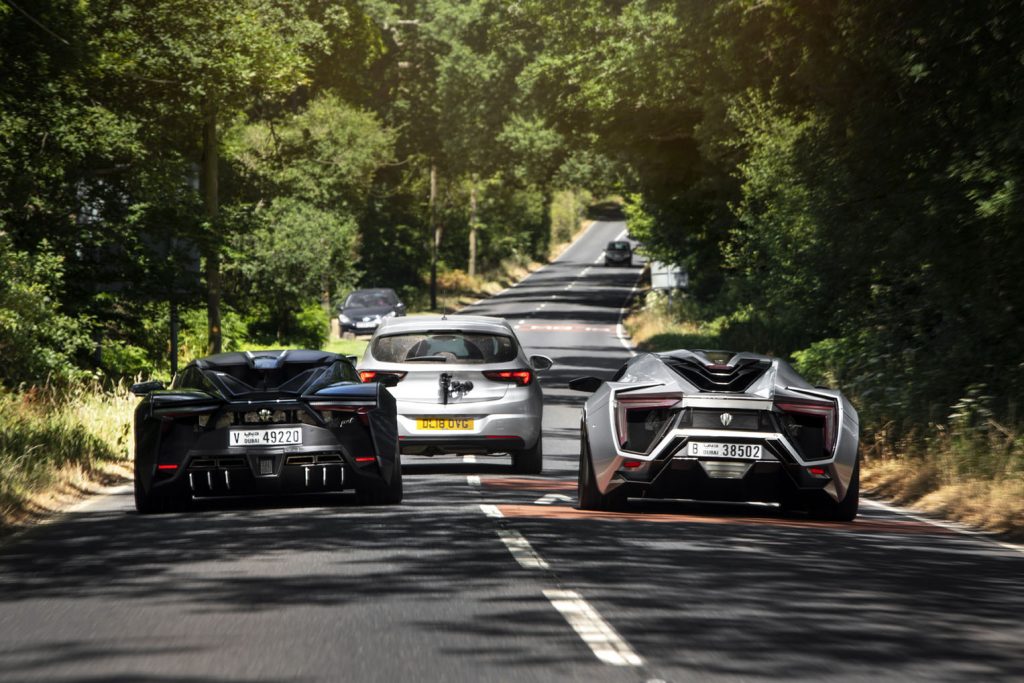 Lykan HyperSport och Fenyr SuperSport filmade på landsvägarna strax utanför London på väg mot nästa fotograferingsplats.