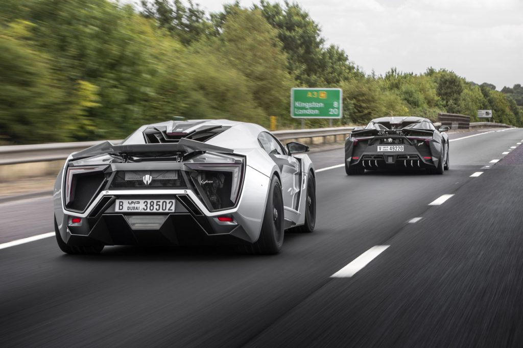Lykan HyperSport och Fenyr SuperSport på landsvägarna strax utanför London på väg mot nästa fotograferingsplats.