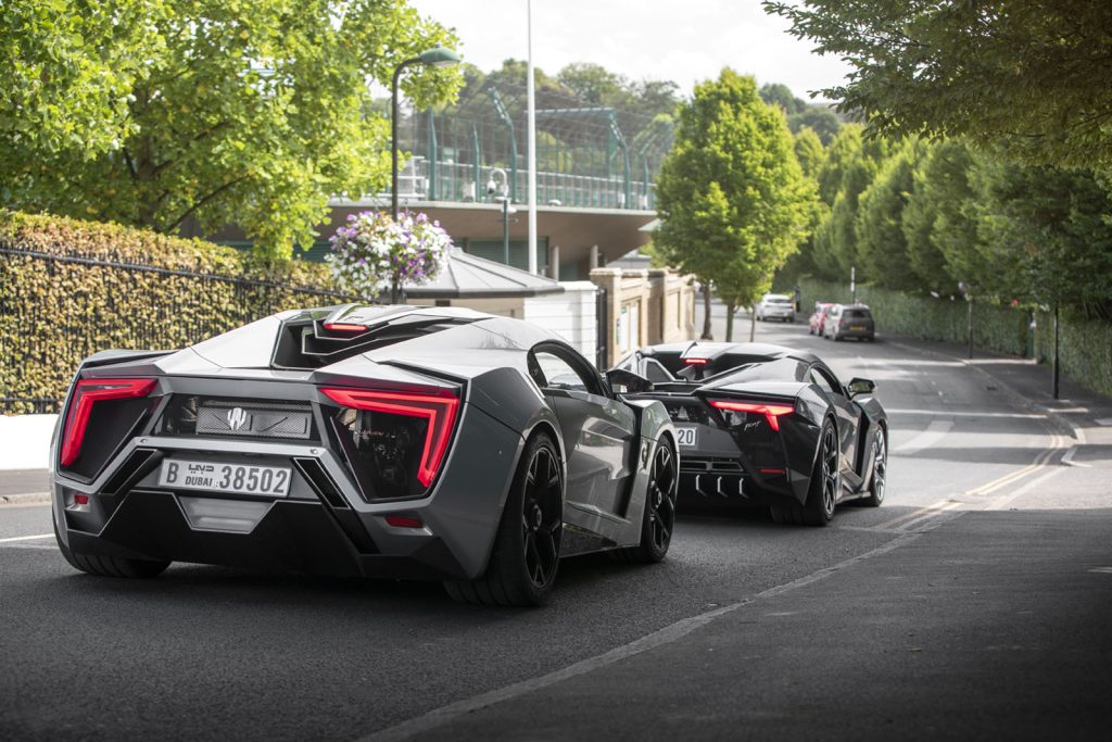Två generationer av W Motors hyperbilar möts i London. Lykan HyperSport och Fenyr SuperSport under en fotografering i den brittiska huvudstaden.