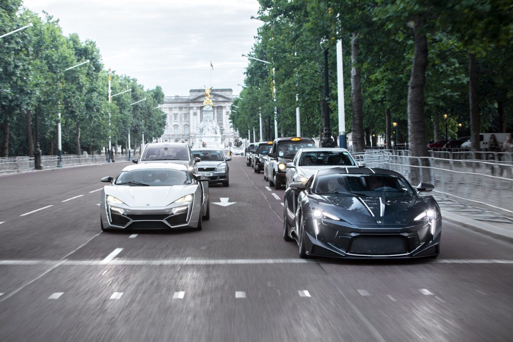 Två generationer av W Motors hyperbilar möts i London. Lykan HyperSport och Fenyr SuperSport under en fotografering i den brittiska huvudstaden.