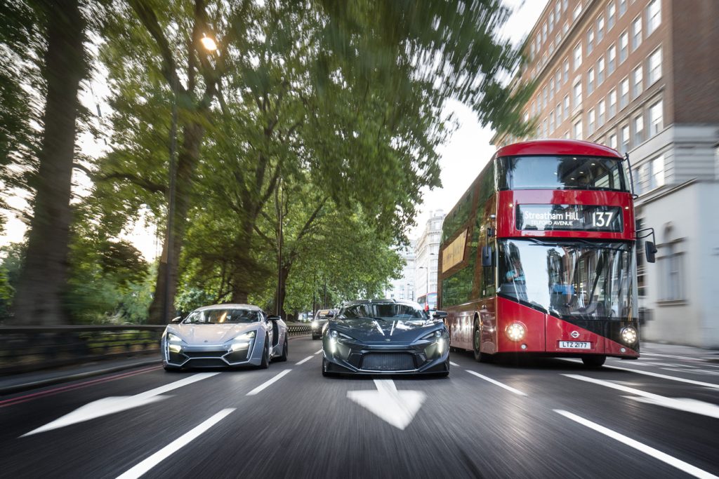 Två generationer av W Motors hyperbilar möts i London. Lykan HyperSport och Fenyr SuperSport under en fotografering i den brittiska huvudstaden.