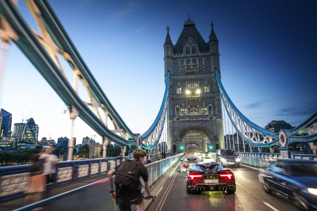 Två generationer av W Motors hyperbilar möts i London. Lykan HyperSport och Fenyr SuperSport under en fotografering i den brittiska huvudstaden.