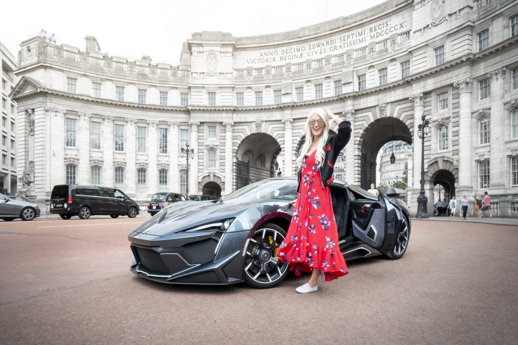 Supercar Blondie och W Motors Fenyr SuperSport fotograferade framför Admiralty Arch i centrala London.