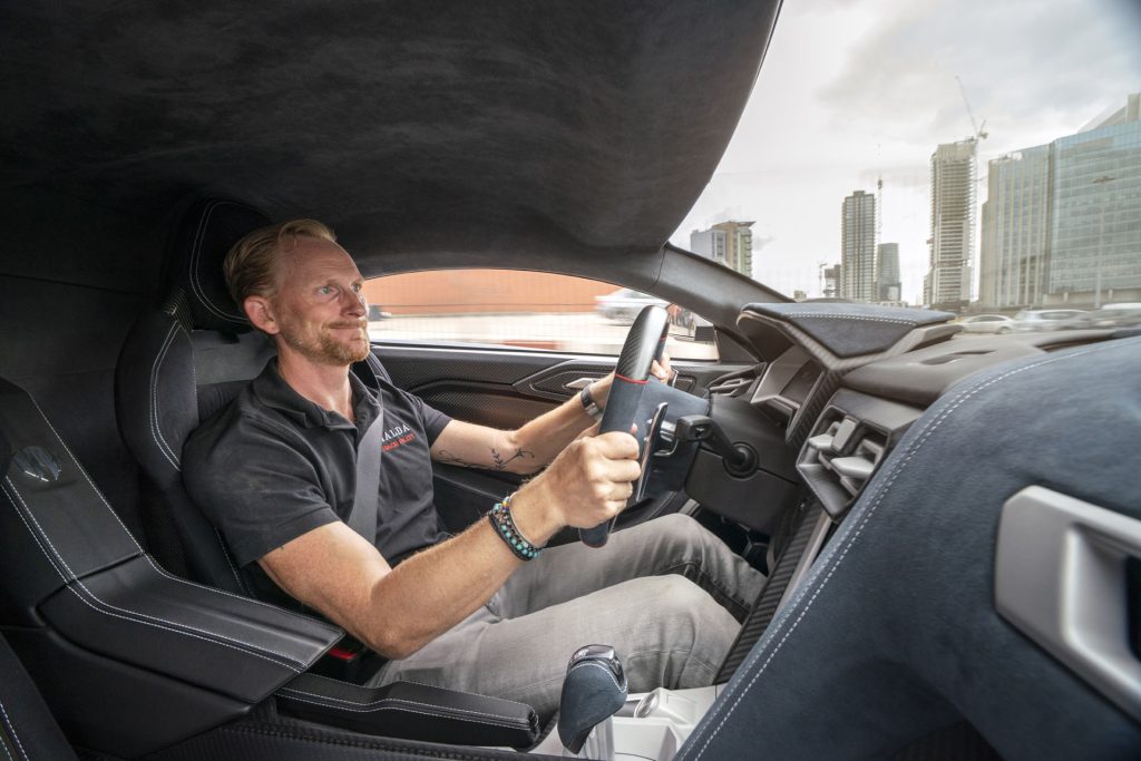 James Holm bakom ratten på W Motors Fenyr SuperSport i Dubai. Första och hittills enda svenska motorjournalisten som kört bilen.