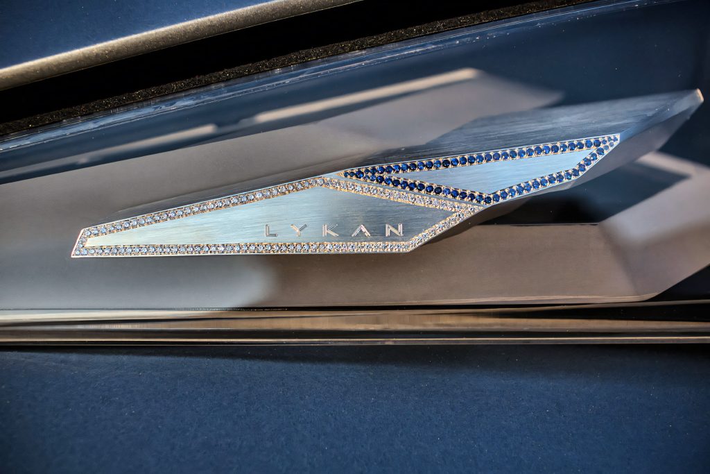 Strålkastarna på W Motors Lykan HyperSport innehöll infattade diamanter och safirer, en detalj som bidrog till bilens unika karaktär och exklusivitet.