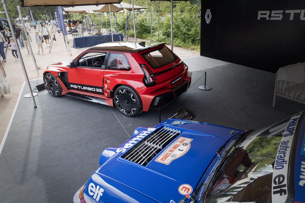 Renault 5 Turbo 3E bredvid den ikoniska originalmodellen Renault 5 Turbo på Aurora 2026