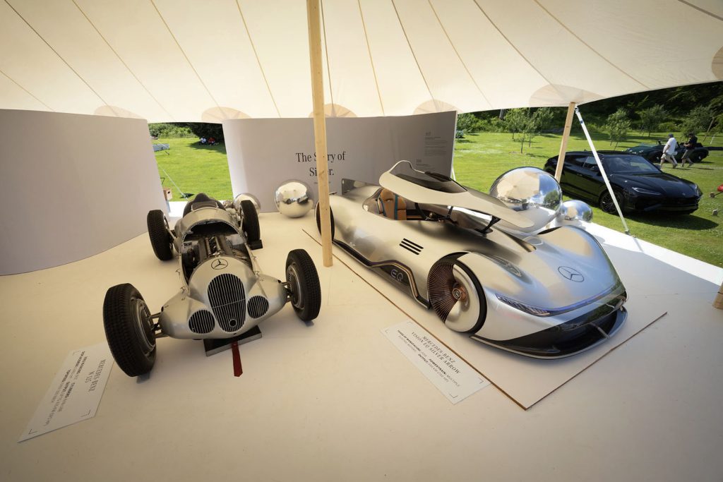 Mercedes Silver Arrow och Vision EQ Silver Arrow på Aurora 2026