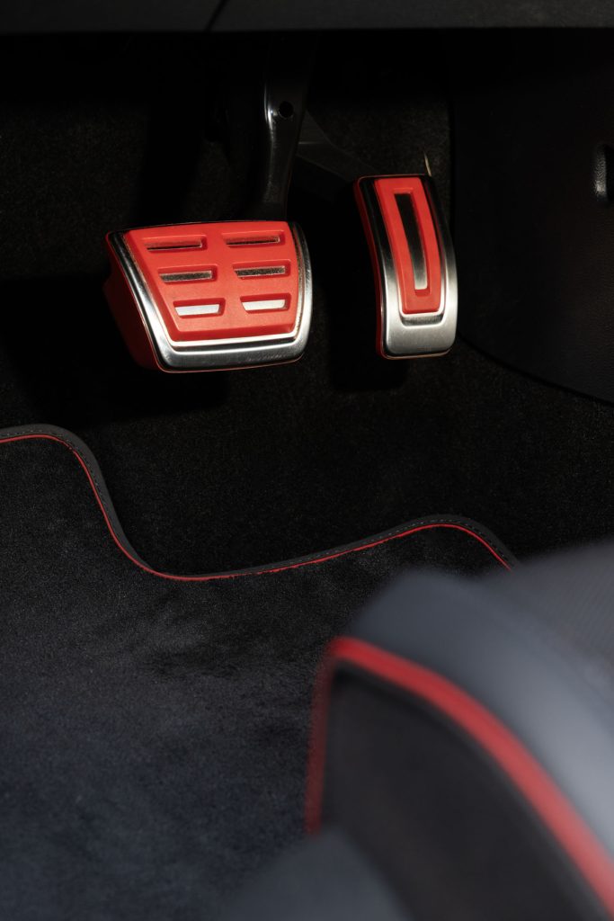 Detaljbild på pedalerna. i Volkswagen Golf GTI Edition 50