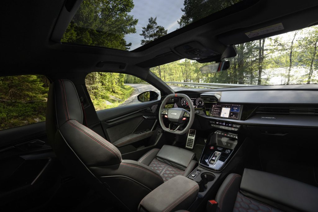 Interiör Audi RS 3 på Härskogsvägen.