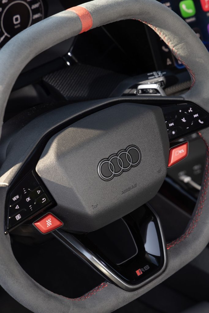 Audi RS 3 ratten och RS-knapparna, Performance-knappen till vänster och RS-knappen till höger.