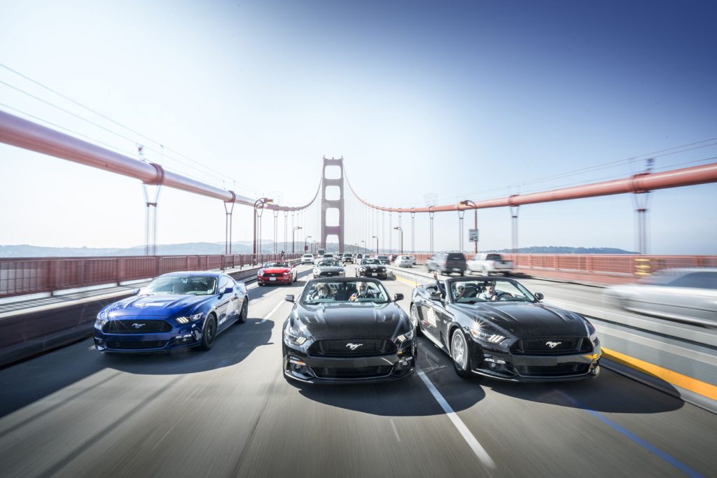 6 stcycken Ford Mustang Convertible över Golden Gate bron under Gran Turismo Kalifornien