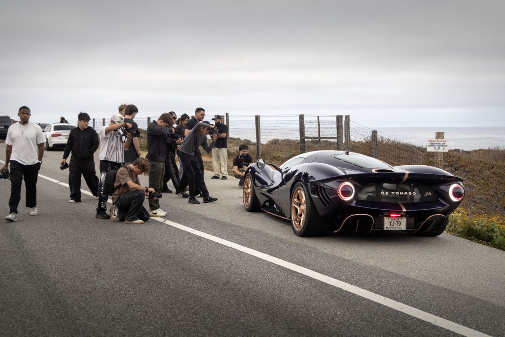 De Tomaso P72 at Monterey Car Week och influensers i Big Sur