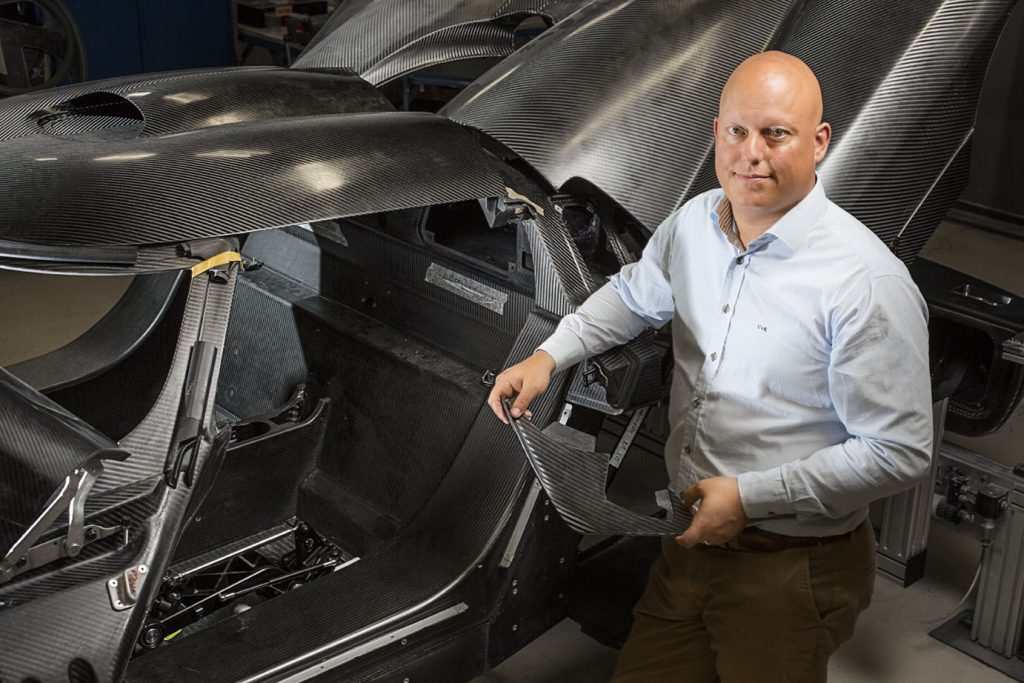Christian von Koenigsegg visar några av de kolfiberkomponenter och konstruktionslösningar som används i Agera. Mycket av utvecklingen och tillverkningen sker idag i den egna fabriken i Ängelholm.