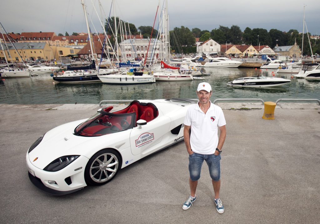 Bård Eker tillsammans med sin Koenigsegg CCX i Visby hamn under Gran Turismo Gotland 2011. I bakgrunden syns en Hydrolift-båt från företaget han grundade 1985.