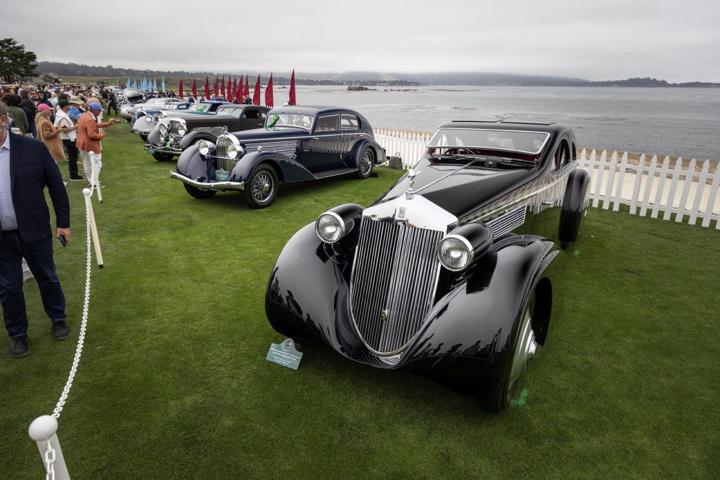 Royce Phantom I Jonckheere Aerodynamic Coupé, mer känd som Round Door Rolls-Royce. Och 1932 Austro-Daimler ADR8 Offag Alpen Sedan bakom på Pebble Beach Concours d’Elegance 2026
